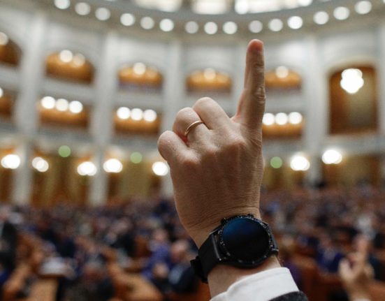 Sebastian Burduja a scapat Senatul a respins motiunea