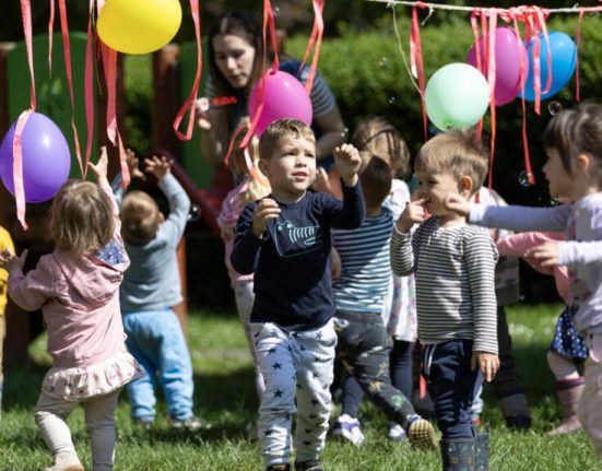 Bunici platiti pentru a avea grija de nepoti