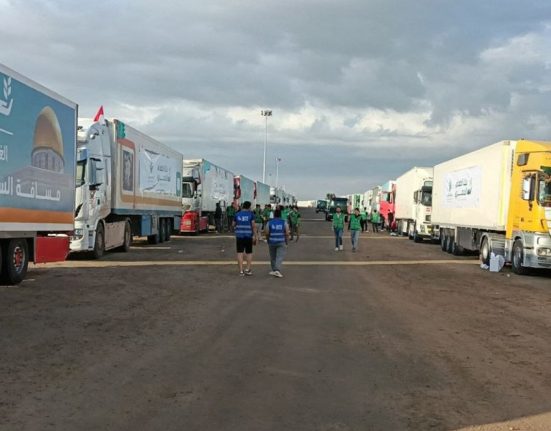 Israel permite intrarea a peste 100 camioane de ajutoare in Gaza