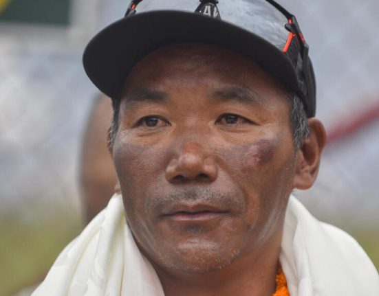 Nepalezul Sherpa urca Everestul pentru a 31 a oara
