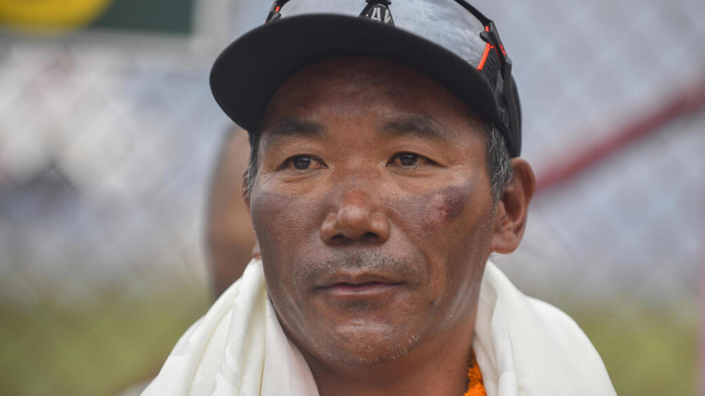 Nepalezul Sherpa urca Everestul pentru a 31 a oara