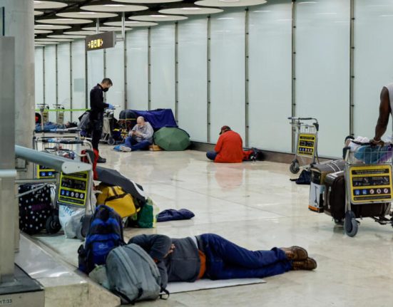 Persoanele fara adapost cauta refugiu in aeroportul Madrid