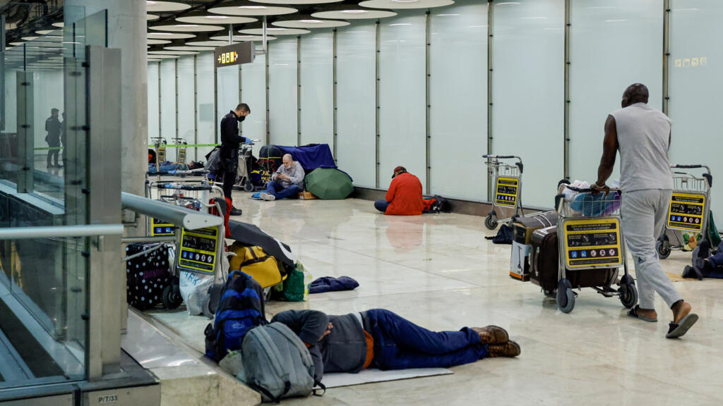 Persoanele fara adapost cauta refugiu in aeroportul Madrid