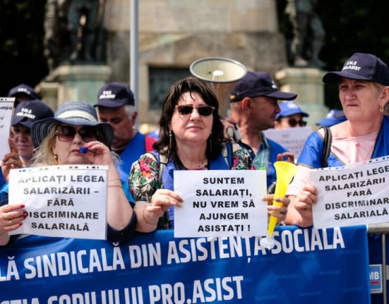 Sute de sindicalisti protesteaza la Cotroceni cerand intalnire cu Nicusor Dan