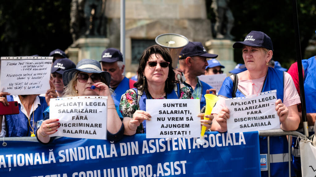 Sute de sindicalisti protesteaza la Cotroceni cerand intalnire cu Nicusor Dan