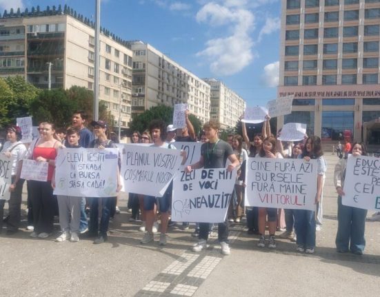 Protest al liceenilor din Iasi Nu reduceti bursele