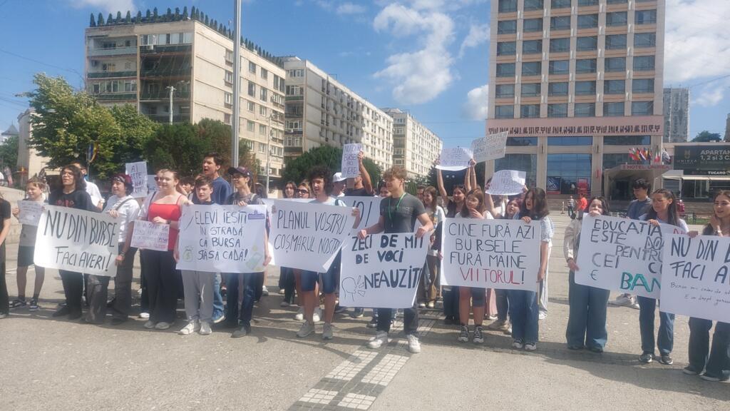 Protest al liceenilor din Iasi Nu reduceti bursele