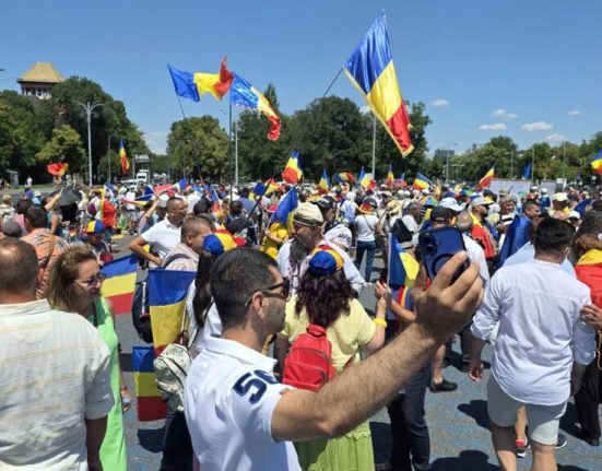 Protest in Piata Victoriei Imbranceli si saci cu cartofi