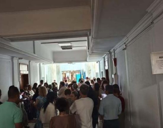 Protestele continua dupa aprobarea OUG privind sporurile