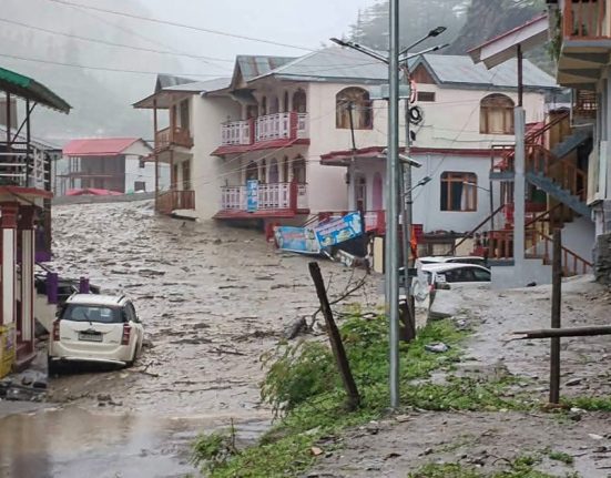 sat indian distrus de viitura in himalaya 4 morti 50 disparuti