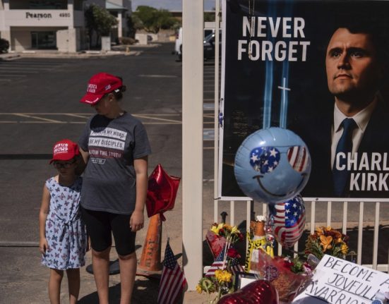 Inmormantarea lui Charlie Kirk Ceremonie impresionanta in Arizona