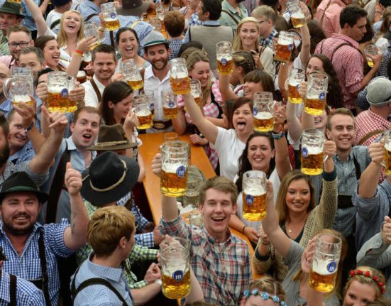 Festivalul Berii de la Munchen oprit de o alerta cu bomba